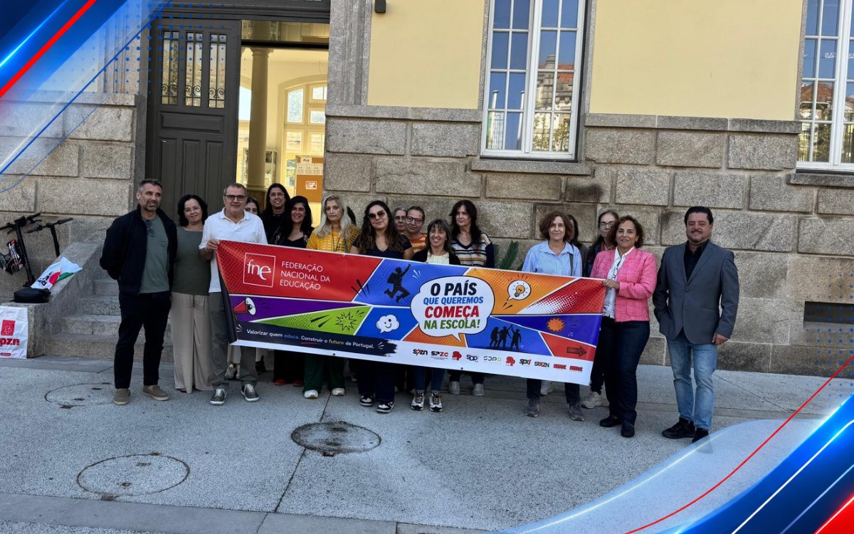 Delegação do Porto hasteia bandeira do Dia Mundial do Professor